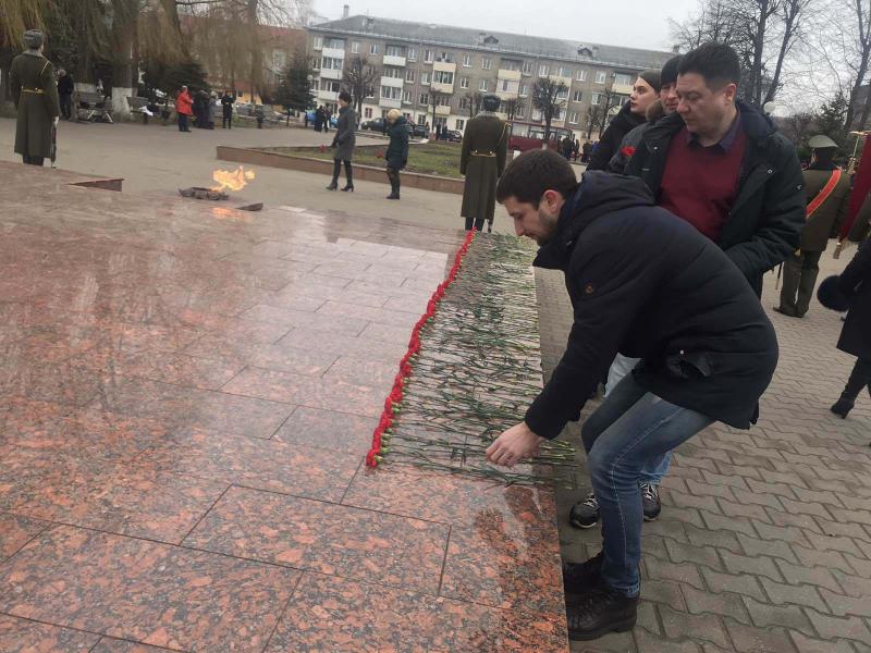 Торжественная церемония возложения цветов к памятнику «Жертвам фашизма»