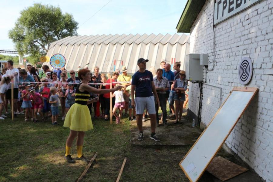 На нашем предприятии стало доброй традицией проводить праздник «Мама, папа, я – спортивная семья!» с целью формирования активной социальной позиции молодой семьи в современных условиях, развития и укрепления семейных ценностей и традиций в молодёжной среде, повышения роли семьи и престижа семейной жизни, раскрытия творческого потенциала молодых семей, пропаганды здорового образа жизни. Администрация и профсоюзный комитет ОАО «БЗМП» ежегодно организовывают этот семейный праздник, для работников предприятия. 25 июня 2019 года на территории спортивного объекта «Гребная база» состоялся юбилейный 5-й спортивный праздник «Мама, папа, я – спортивная семья!». На участие в соревнованиях было заявлено 6 команд: «Турбо» — семья Сиденко А.Ю., аналитическая лаборатория «Пчёлки» — семья Бредгаур Н.Ф., цех №2 «Смайлик» — семья Драгун А.А., цех №3 «Кошкин дом» — семья Кот О.В. цех №5 «Солнышко» — семья Шубич Н.В., цех №4 «Дельфины» — семья Добрыниной О.К., цех №1 Первый этап соревнований должен был определить самых метких в конкурсе «Дартс». Во втором этапе «Прыжки с места» команды должны были продемонстрировать поддержку, взаимовыручку в поочередном выполнении задания. Третий этап должен был проявить командный дух семьи в совместном соревновании «Эстафета». Свои творческие таланты семьи раскрыли в музыкальном конкурсе «Командная песня». Все соревнования проходили при активной поддержке болельщиков и зрителей. Во всех конкурсах семьи проявили огромное желание победить. От профсоюзного комитета за участие в спортивном соревновании все команды были награждены дипломами и ценными подарками. Радость, шутки, смех, задор для детей организовали аниматоры. Дети окунулись в атмосферу веселья и сказки. Это был настоящий праздник спорта, праздник детства. Праздник семьи – это праздник взаимопонимания и взаимопомощи, любви, дружбы между взрослыми и детьми. Поздравляем участников! Так держать!