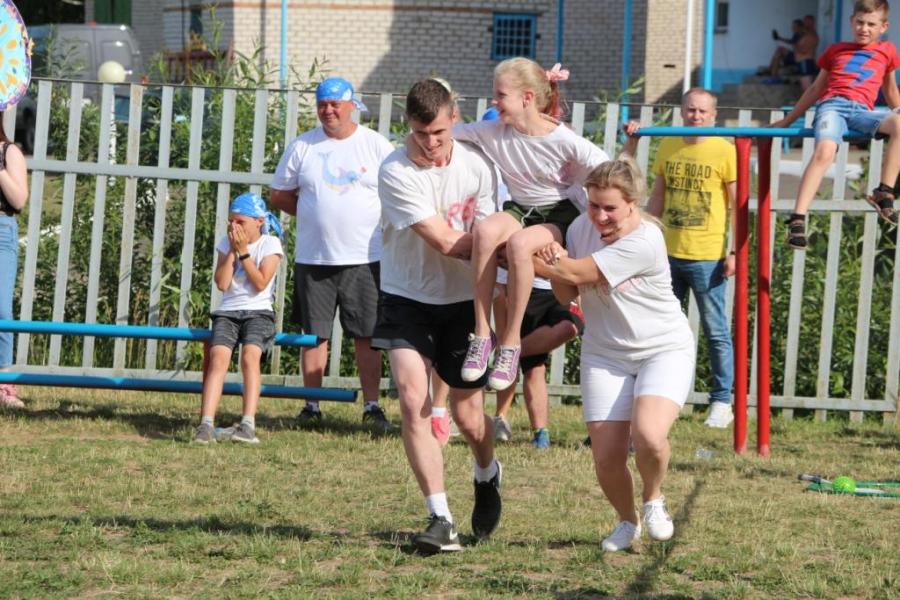 На нашем предприятии стало доброй традицией проводить праздник «Мама, папа, я – спортивная семья!» с целью формирования активной социальной позиции молодой семьи в современных условиях, развития и укрепления семейных ценностей и традиций в молодёжной среде, повышения роли семьи и престижа семейной жизни, раскрытия творческого потенциала молодых семей, пропаганды здорового образа жизни. Администрация и профсоюзный комитет ОАО «БЗМП» ежегодно организовывают этот семейный праздник, для работников предприятия. 25 июня 2019 года на территории спортивного объекта «Гребная база» состоялся юбилейный 5-й спортивный праздник «Мама, папа, я – спортивная семья!». На участие в соревнованиях было заявлено 6 команд: «Турбо» — семья Сиденко А.Ю., аналитическая лаборатория «Пчёлки» — семья Бредгаур Н.Ф., цех №2 «Смайлик» — семья Драгун А.А., цех №3 «Кошкин дом» — семья Кот О.В. цех №5 «Солнышко» — семья Шубич Н.В., цех №4 «Дельфины» — семья Добрыниной О.К., цех №1 Первый этап соревнований должен был определить самых метких в конкурсе «Дартс». Во втором этапе «Прыжки с места» команды должны были продемонстрировать поддержку, взаимовыручку в поочередном выполнении задания. Третий этап должен был проявить командный дух семьи в совместном соревновании «Эстафета». Свои творческие таланты семьи раскрыли в музыкальном конкурсе «Командная песня». Все соревнования проходили при активной поддержке болельщиков и зрителей. Во всех конкурсах семьи проявили огромное желание победить. От профсоюзного комитета за участие в спортивном соревновании все команды были награждены дипломами и ценными подарками. Радость, шутки, смех, задор для детей организовали аниматоры. Дети окунулись в атмосферу веселья и сказки. Это был настоящий праздник спорта, праздник детства. Праздник семьи – это праздник взаимопонимания и взаимопомощи, любви, дружбы между взрослыми и детьми. Поздравляем участников! Так держать!