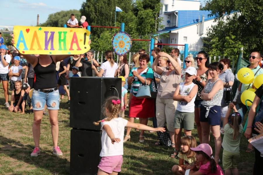На нашем предприятии стало доброй традицией проводить праздник «Мама, папа, я – спортивная семья!» с целью формирования активной социальной позиции молодой семьи в современных условиях, развития и укрепления семейных ценностей и традиций в молодёжной среде, повышения роли семьи и престижа семейной жизни, раскрытия творческого потенциала молодых семей, пропаганды здорового образа жизни. Администрация и профсоюзный комитет ОАО «БЗМП» ежегодно организовывают этот семейный праздник, для работников предприятия. 25 июня 2019 года на территории спортивного объекта «Гребная база» состоялся юбилейный 5-й спортивный праздник «Мама, папа, я – спортивная семья!». На участие в соревнованиях было заявлено 6 команд: «Турбо» — семья Сиденко А.Ю., аналитическая лаборатория «Пчёлки» — семья Бредгаур Н.Ф., цех №2 «Смайлик» — семья Драгун А.А., цех №3 «Кошкин дом» — семья Кот О.В. цех №5 «Солнышко» — семья Шубич Н.В., цех №4 «Дельфины» — семья Добрыниной О.К., цех №1 Первый этап соревнований должен был определить самых метких в конкурсе «Дартс». Во втором этапе «Прыжки с места» команды должны были продемонстрировать поддержку, взаимовыручку в поочередном выполнении задания. Третий этап должен был проявить командный дух семьи в совместном соревновании «Эстафета». Свои творческие таланты семьи раскрыли в музыкальном конкурсе «Командная песня». Все соревнования проходили при активной поддержке болельщиков и зрителей. Во всех конкурсах семьи проявили огромное желание победить. От профсоюзного комитета за участие в спортивном соревновании все команды были награждены дипломами и ценными подарками. Радость, шутки, смех, задор для детей организовали аниматоры. Дети окунулись в атмосферу веселья и сказки. Это был настоящий праздник спорта, праздник детства. Праздник семьи – это праздник взаимопонимания и взаимопомощи, любви, дружбы между взрослыми и детьми. Поздравляем участников! Так держать!